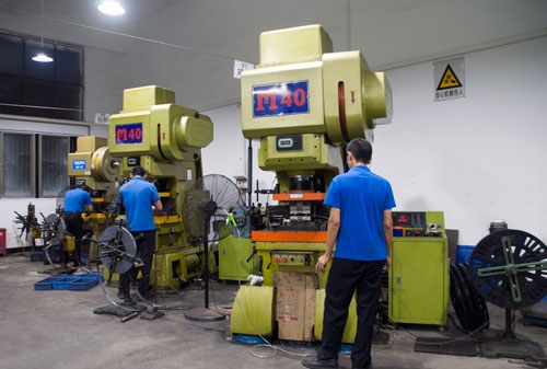 精密龙生产车间